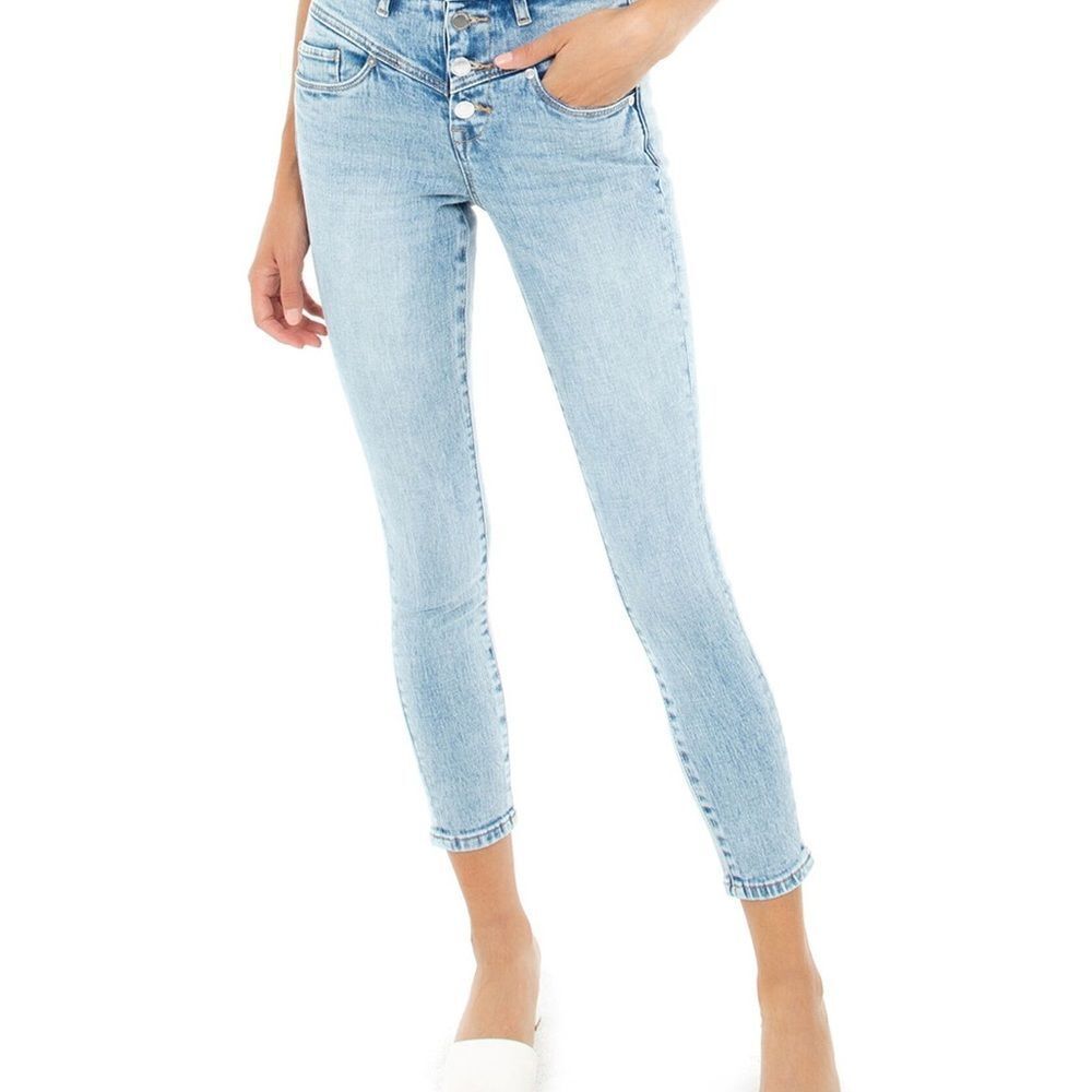BlankNYC exposed button jean. Very flattering size 26.
